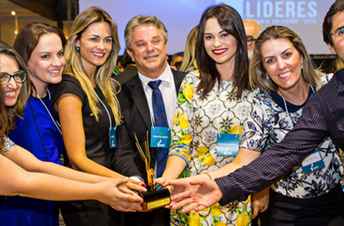 Grupo Lumis recebe Prêmio Líderes, concedido pelo LIDE SC